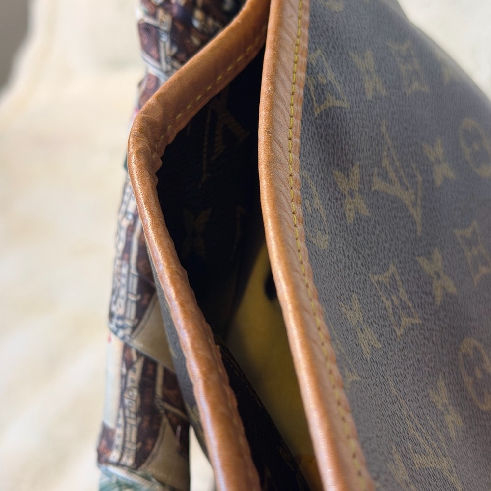 Louis Vuitton Artsy MM Classic Brown Monogram Shoulder Bag - Picture 8 of 16